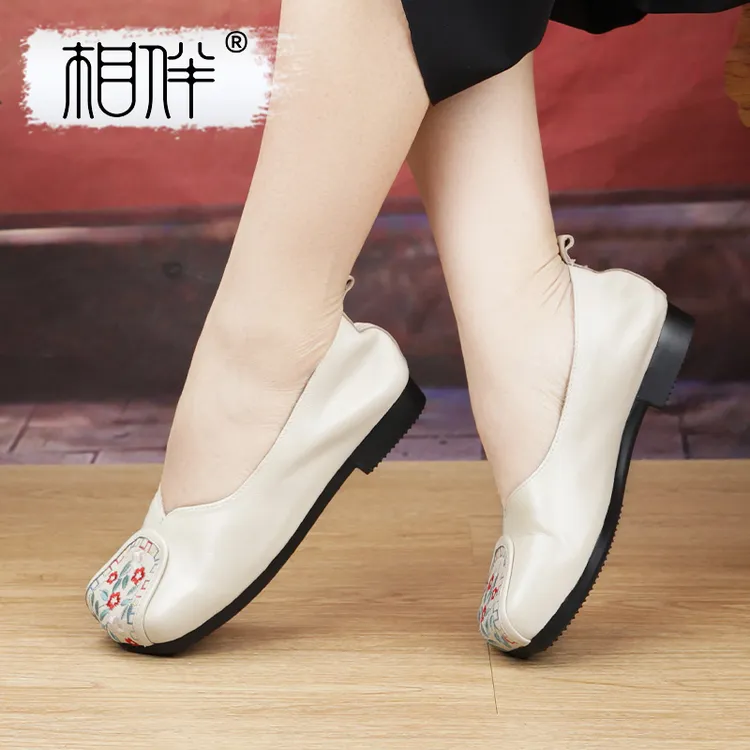 相伴复古手工真皮女士单鞋国风刺绣民族风中老年平底妈妈鞋53115