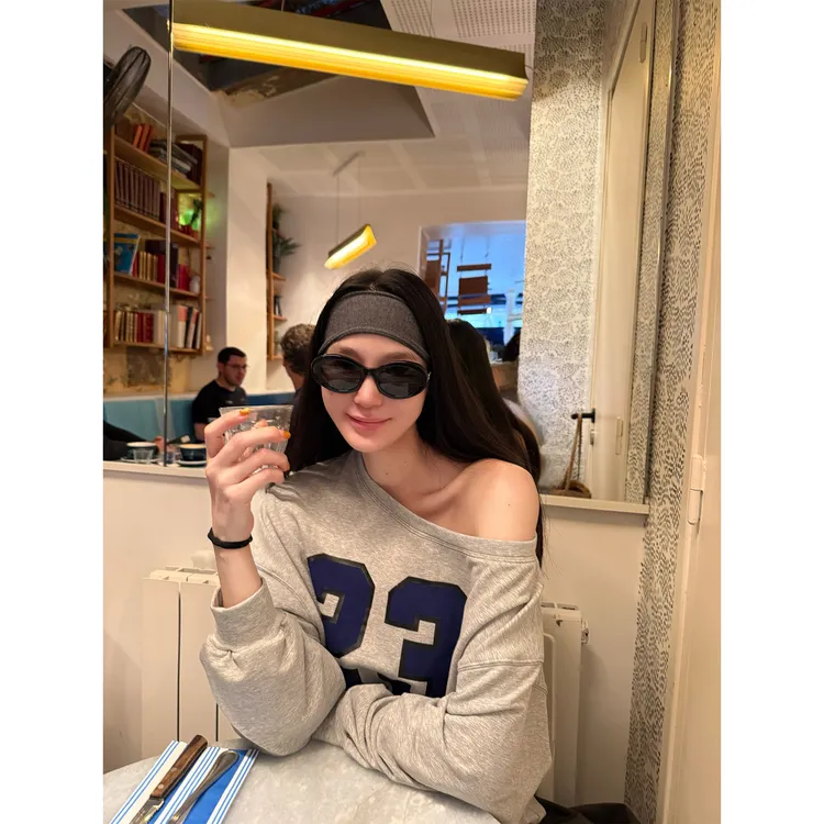 周淼【第23号】复古撞色字母印花卫衣女 保暖斜肩上衣ZM25T8764Z