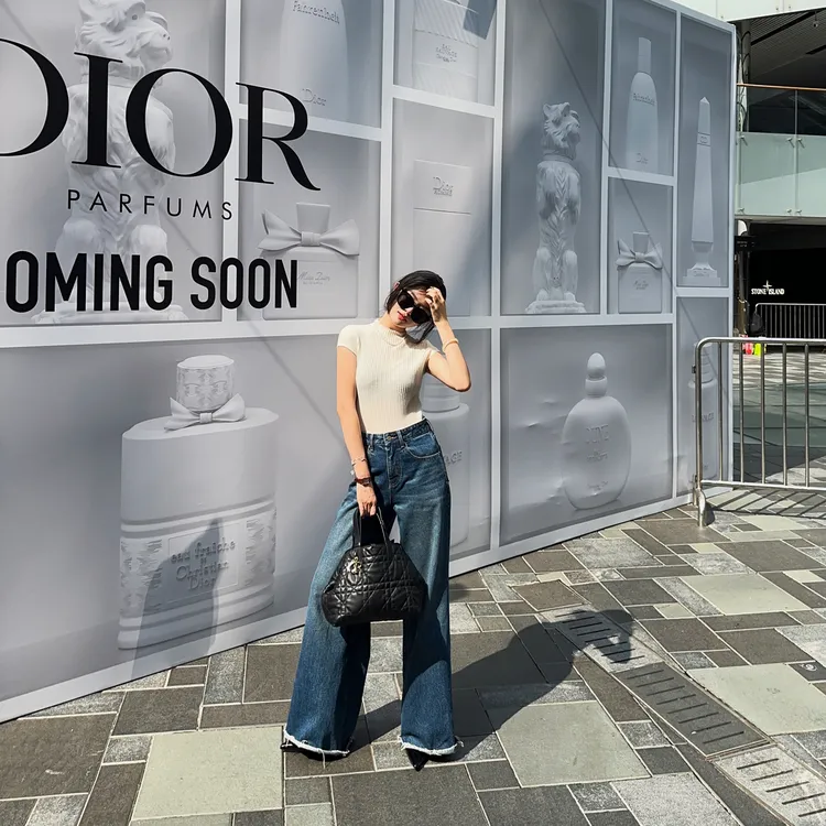 【郝洁】“黑标之王”时髦显瘦显腿长裤腿毛边高腰直筒牛仔裤39776