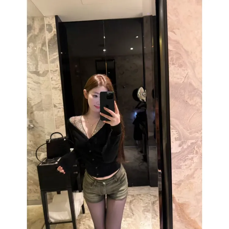 一只雪雪【奈良名伶】新款秋季气质针织修身镂空高级烫钻时尚上衣