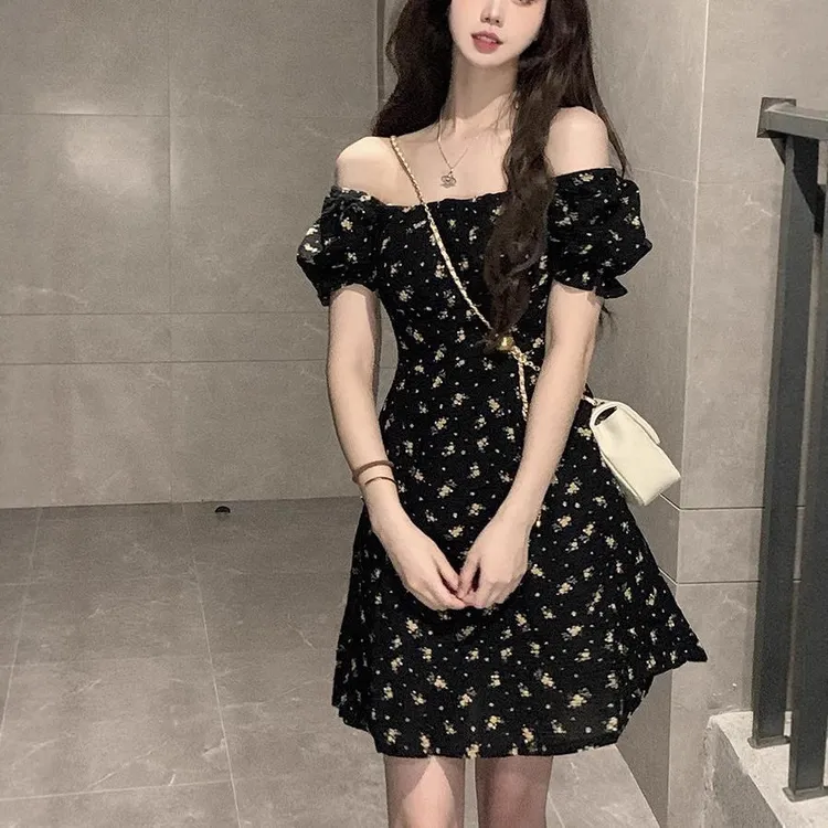 方领泡泡袖中腰中裙茶歇风连衣裙赫本风法式女装复古