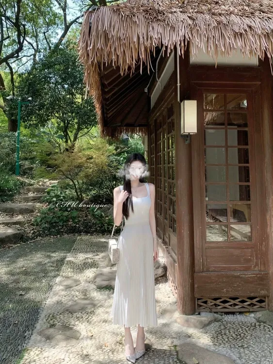 白月光穿搭法式气质方领针织百褶长裙女小香风白色长款吊带连衣裙