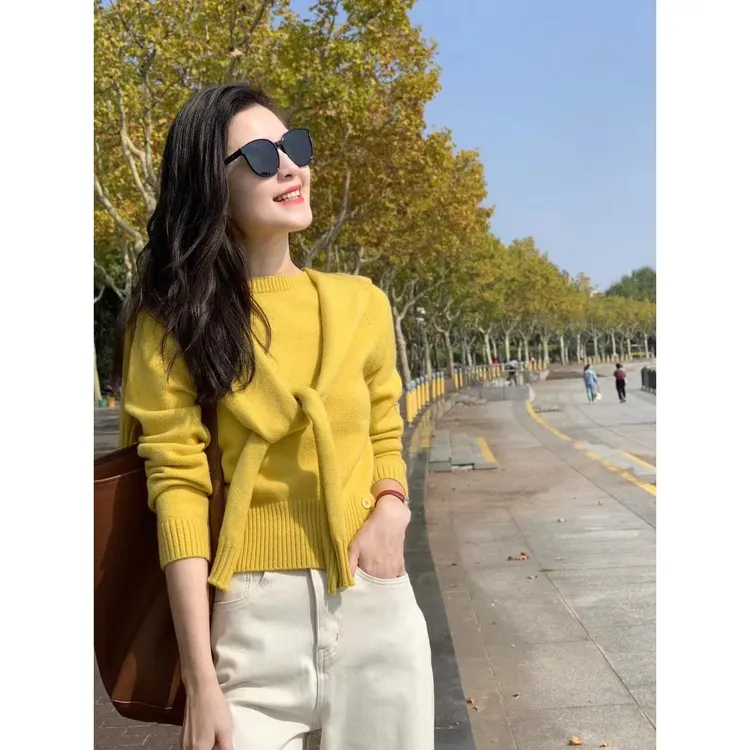秋冬气质高级感明媚黄色针织上衣到披肩时尚杏白色牛仔裤