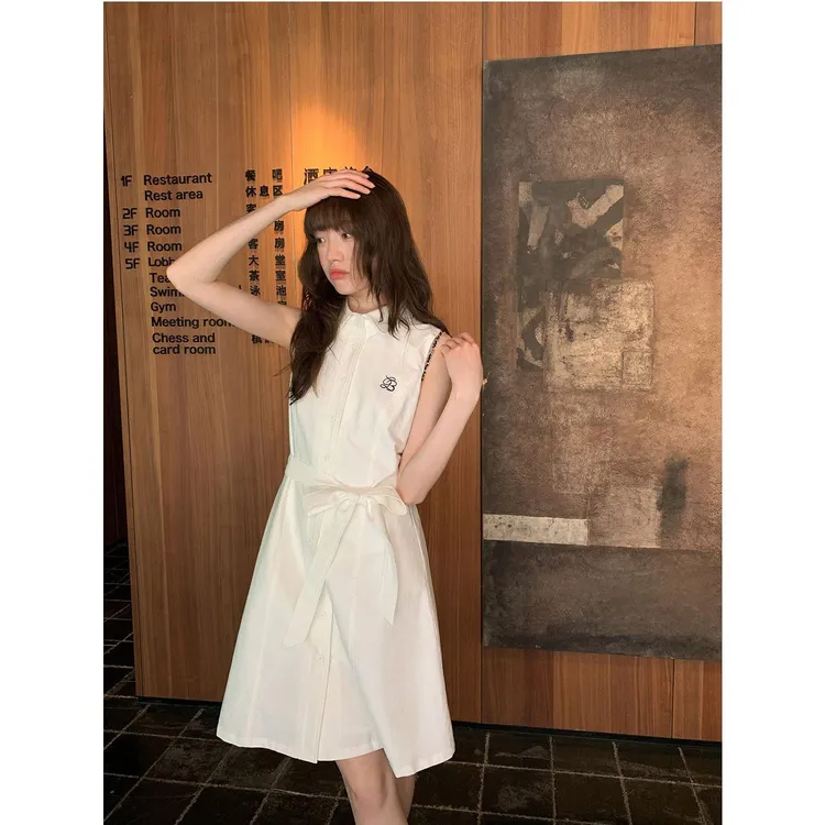 法式撞色刺绣无袖衬衫连衣裙女夏季新款收腰显瘦a字短裙吊带