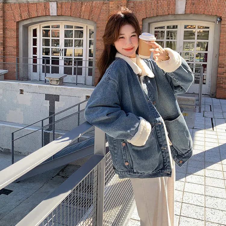 蓝色羊羔毛拼接牛仔外套女秋冬加绒加厚派克服短款棉服小个子流行