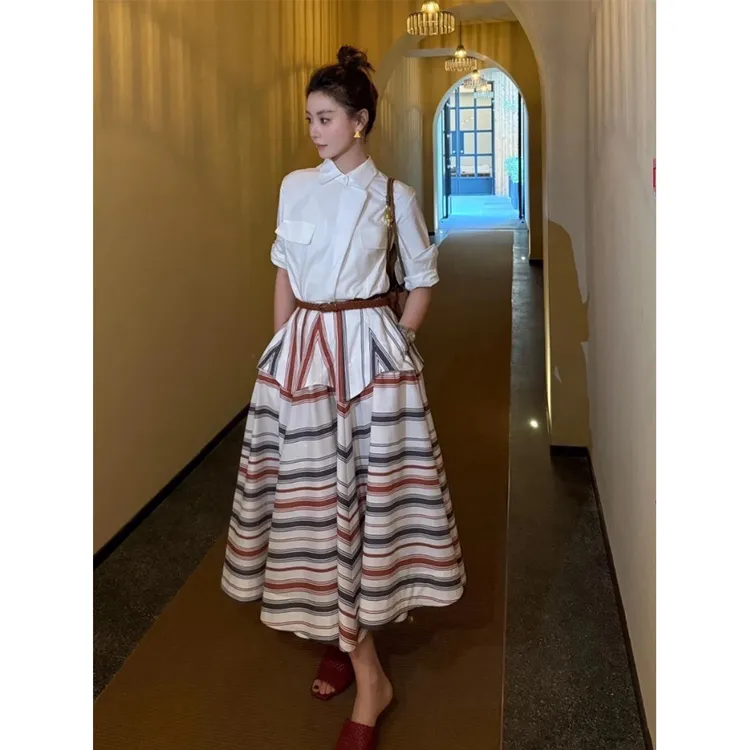 2025年夏一整套ootd穿搭白色翻领衬衫条纹半身裙宽松显瘦两件套装