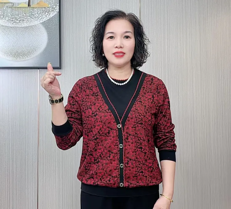 洋气假两件妈妈装时尚圆领百搭长袖上衣秋季新款休闲中老年复古