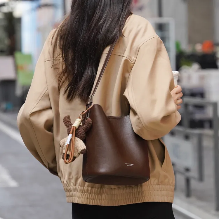 水桶包包女款爆款2025新款百搭单肩斜挎包小众通勤大容量腋下女包