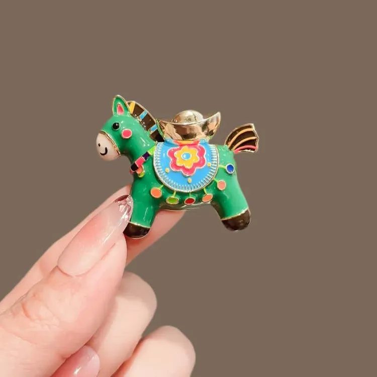 铜合金胸针 来财元宝小绿马胸针女新款别针创意胸花装饰送人礼物 