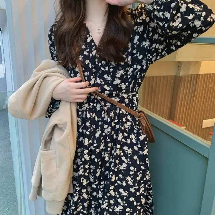 茶歇法式碎花连衣裙女早秋季2025新款高级感气质显瘦温柔风长裙子