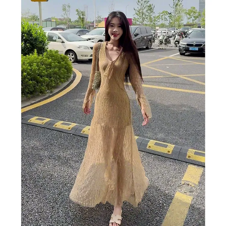 连衣裙女2025秋季新款法式高级感收腰显瘦V领蕾丝长袖系带中长裙
