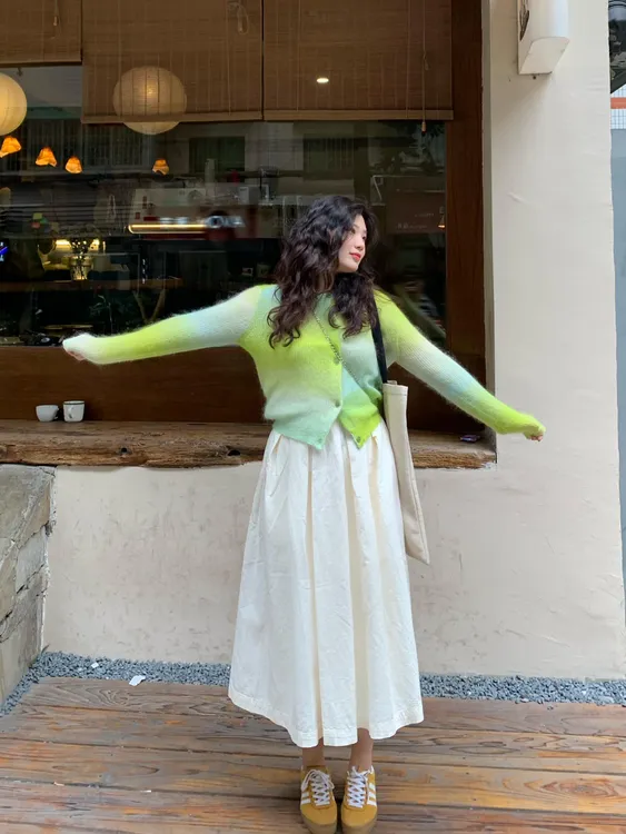 2025秋季新款慵懒感通勤穿搭渐变针织衫上衣高腰气质半身裙两件套