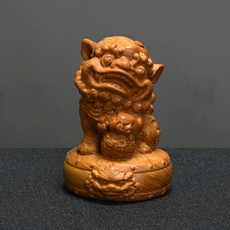 崖柏木高油鼓狮踩球（6×5.2×7.3）