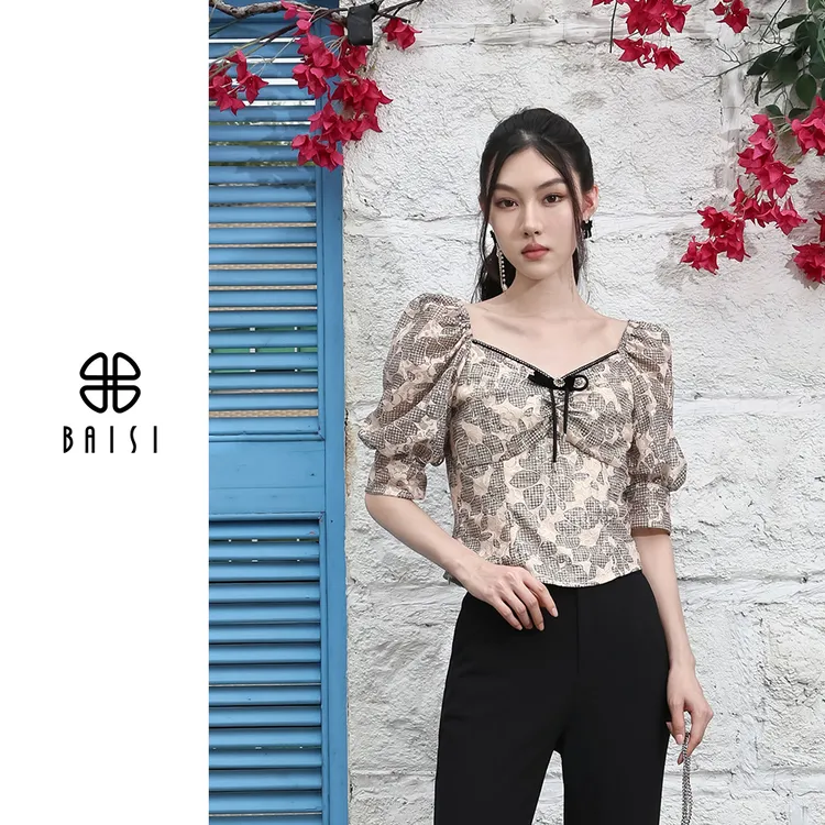 BAISI/百丝法式优雅修身显瘦设计感不规则花纹V领泡泡袖短款上衣