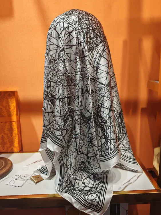 杰玛莉•爱姐妹新品繁复桑蚕丝线条方巾