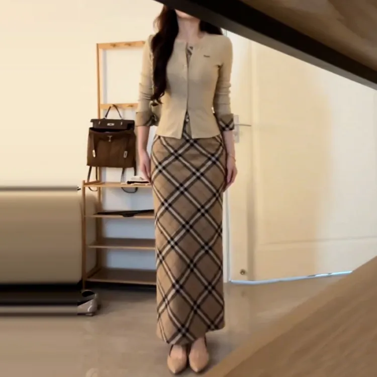 韩版时尚套装气质高级感拼色针织开衫女2025新款格子半身裙两件套