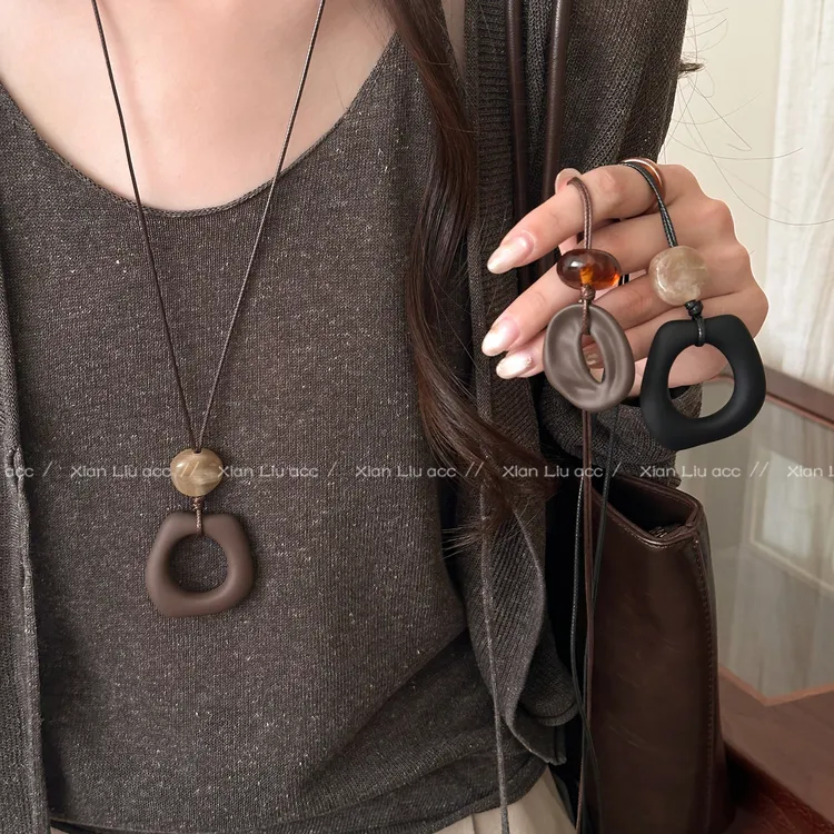 铜布艺项链 秋冬复古几何吊坠项链女轻奢小众独特长款毛衣链配饰 