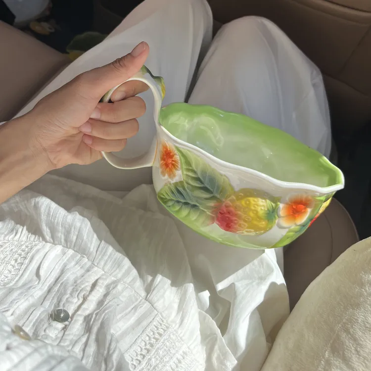 珐琅彩浮雕手工喷绘草莓曲把手绘复古少女心早餐杯水果篮创意设计