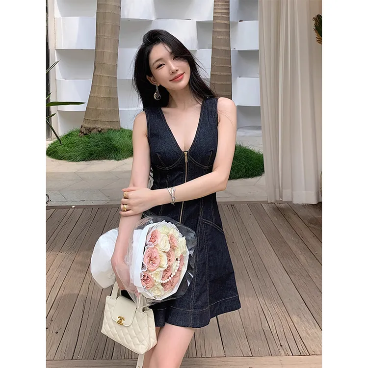 2025新款性感V领无袖蓝黑色牛仔连衣裙女装高级好看收腰显瘦裙子