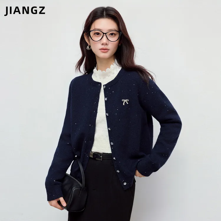 江洲【蝶钻】秋冬新款轻奢珠片小钻扣活动蝴蝶钻胸针羊毛绒感纱开衫