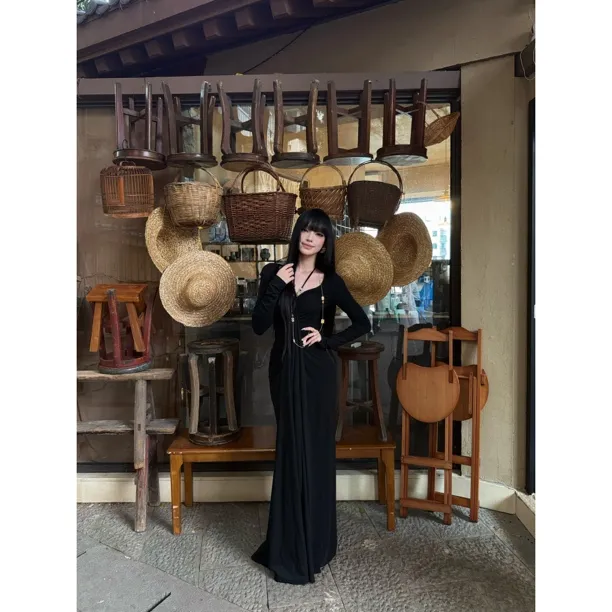 法式方领高级感褶皱秋冬长袖连衣裙复古优雅显瘦气质A字长裙