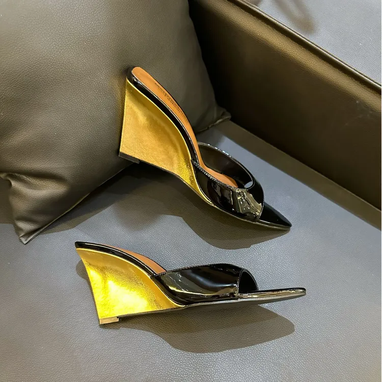 金色坡跟凉鞋2025夏季新款性感时尚尖头黑色漆皮外穿舒适高跟拖鞋