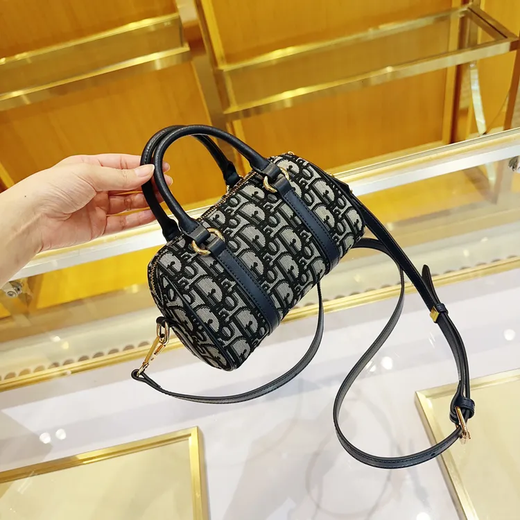 香港正品女包2025新款潮奢侈品真皮波士顿枕头包斜挎单肩包手提包