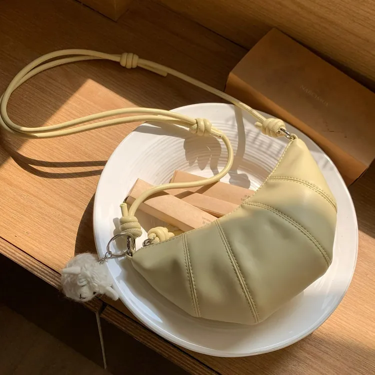 2025新款韩版简约斜挎迷你牛角包休闲百搭轻便饺子包挎包女小包包