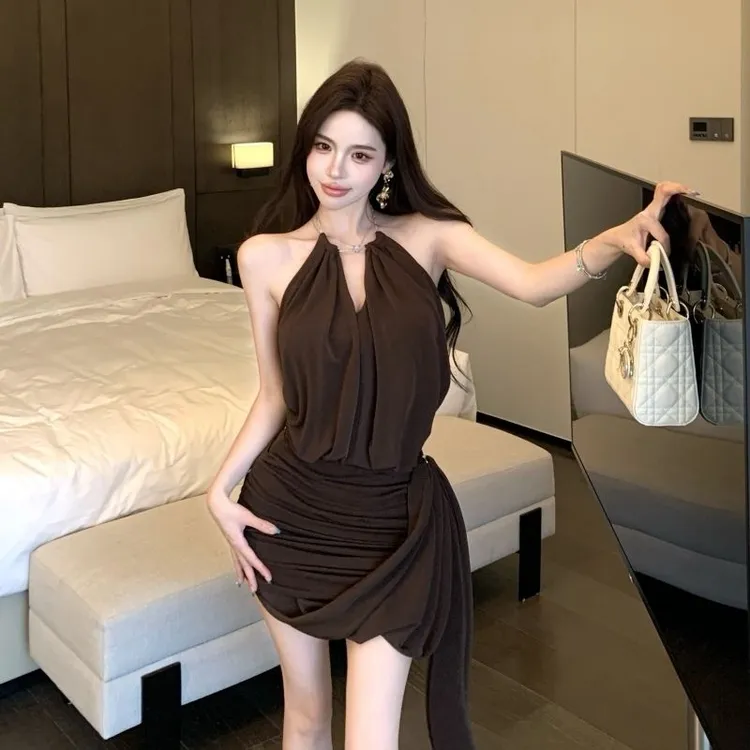 设计感露背挂脖连衣裙女夏季褶皱修身无袖裙子纯欲风收腰包臀短裙