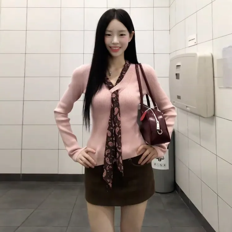 2025新款韩系设计感粉色v领针织毛衣秋冬季修身内搭打底长袖上衣