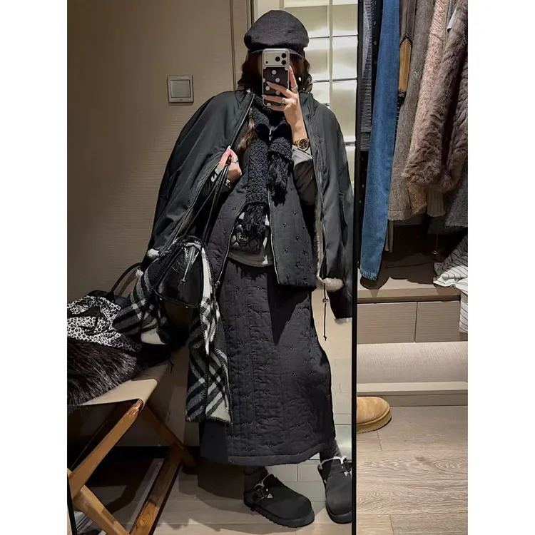 SP 坑条绗棉刺绣半身裙女秋冬复古A字中长款保暖黑色裙子