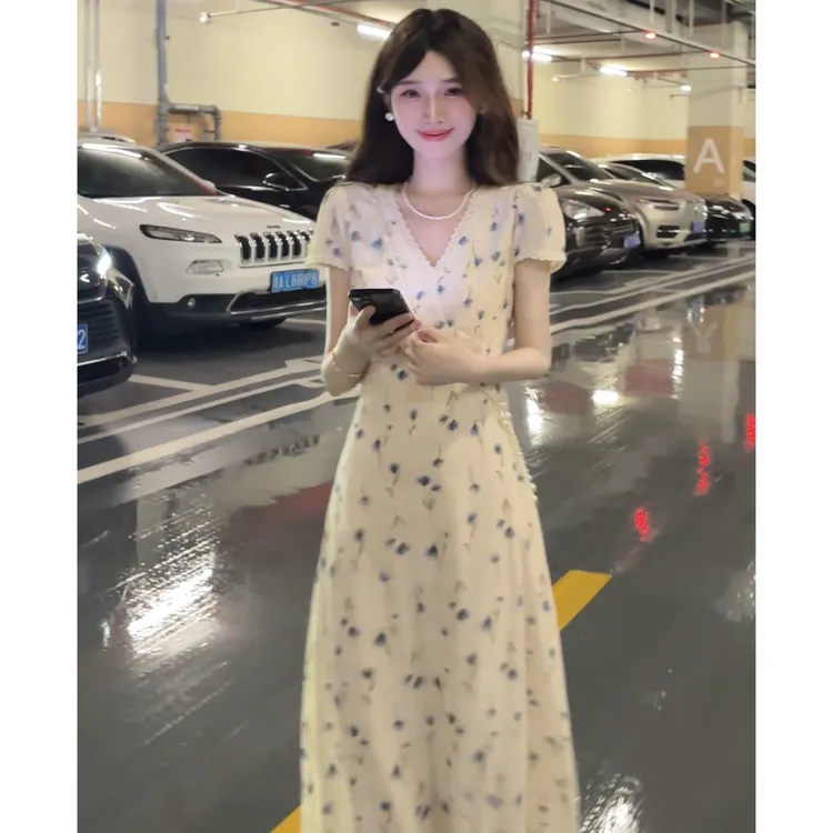 碎花连衣裙女夏季2025新款法式V领独特漂亮好看收腰绝美长裙9002