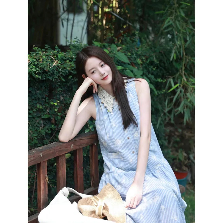 温柔甜美风蕾丝翻领无袖连衣裙女2025夏季新款小个子慵懒宽松长裙