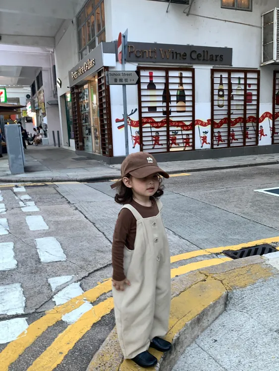 《小思家》2025早秋新款童装米白休闲背带裤儿童百搭咖色打底衫套装