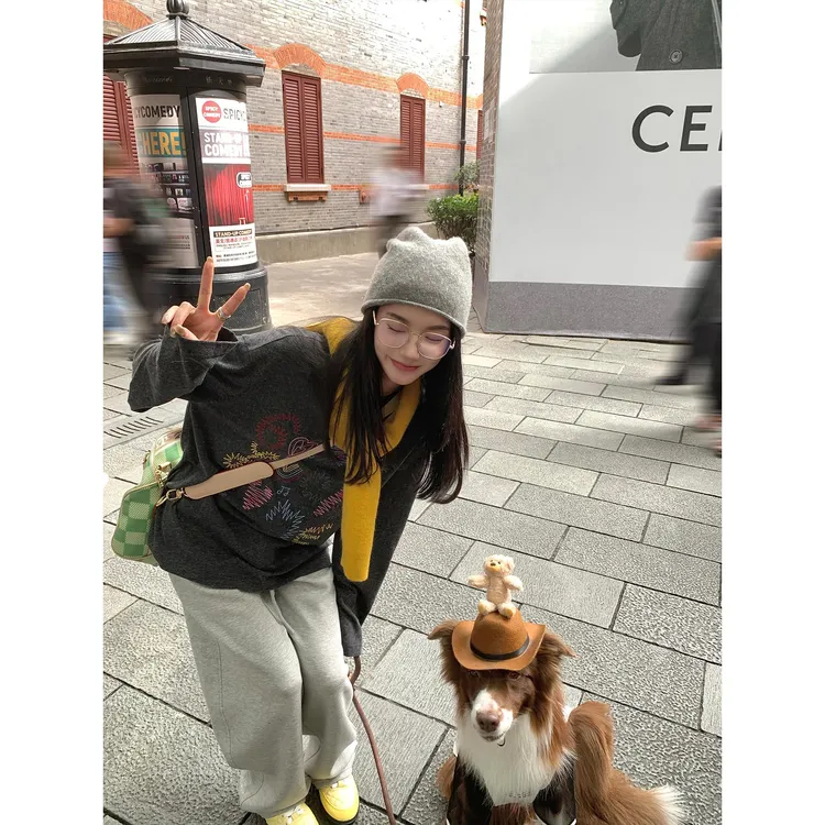 区区欧阳 涂鸦刺绣长袖T恤女冬季新款复古圆领打底衫宽松内搭上衣
