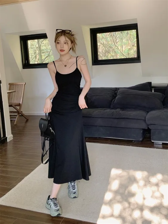 （高个子）赫本风法式褶皱带胸垫黑色吊带连衣裙早春夏新款女休闲裙