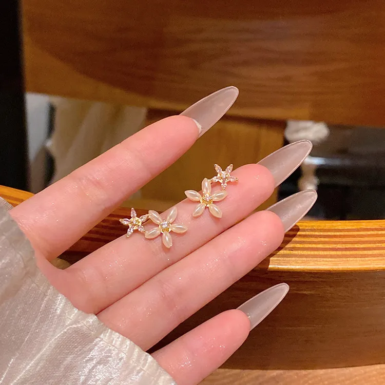 合金耳饰 独特珍珠花朵耳钉女精致微镶锆石耳饰甜美百搭