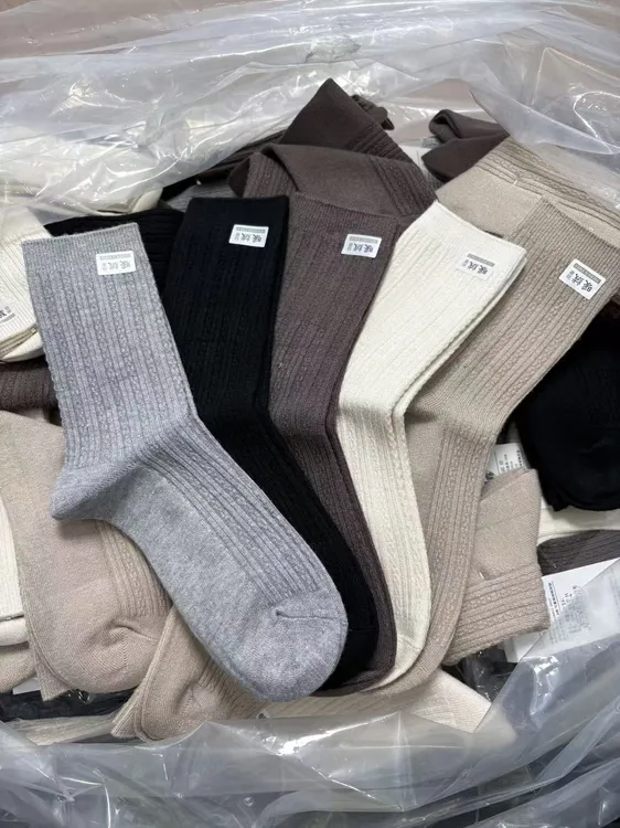 欧货2025冬季新款女袜时尚显瘦中筒羊毛袜