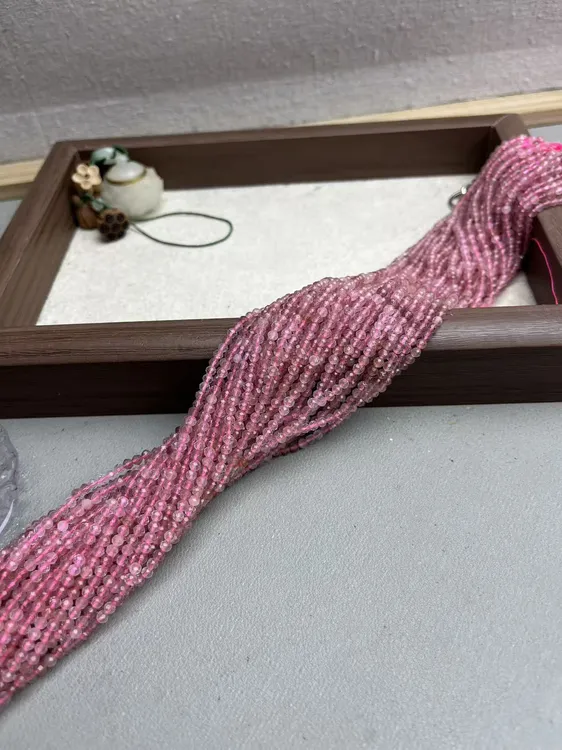 天然3mm左右粉红草莓晶刻面散珠半成品长度39cm左右可DIY做戒指等