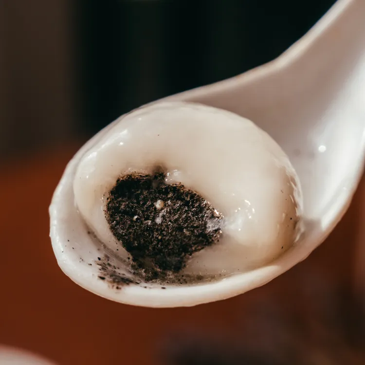 【小蓝兔】黑芝麻大汤圆早餐速食糯米咸味食用冷冻面点圆子