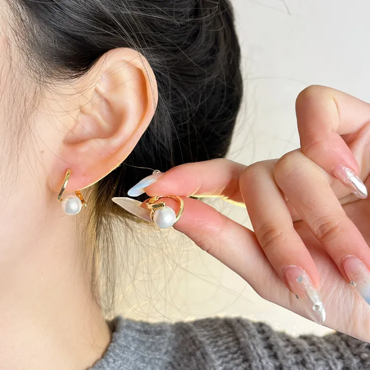 铜合金亚克力耳饰 @APRIL设计感气质白珍珠耳扣小众高级秋冬法式
