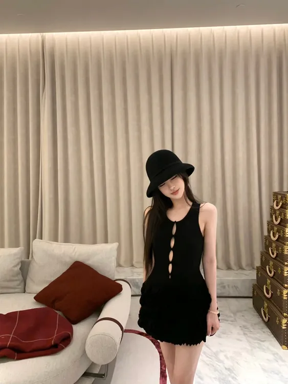 设计感小众气质黑色针织连衣裙女夏季2025新款性感辣妹显瘦短裙子