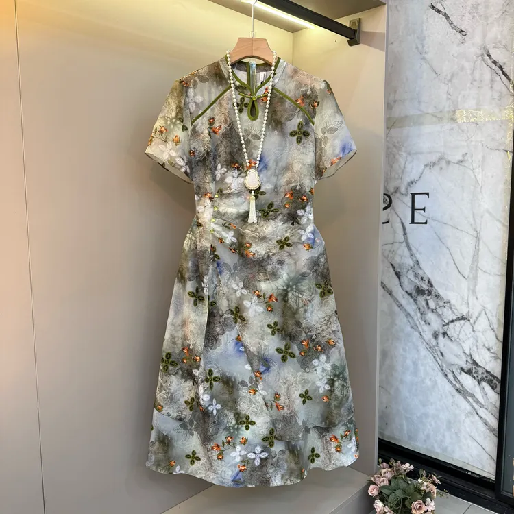 2025新中式国风印花单粒盘扣腰部褶皱显瘦显高改良版旗袍长裙896