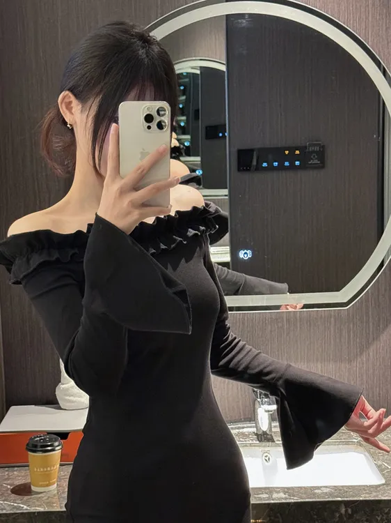 2025新款一字肩连衣裙女纯欲显瘦露肩荷叶边喇叭袖修身包臀短裙子