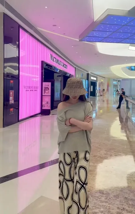 2025春夏新款法式斜肩蝙蝠袖针织衫一整套ootd穿搭阔腿裤两件套