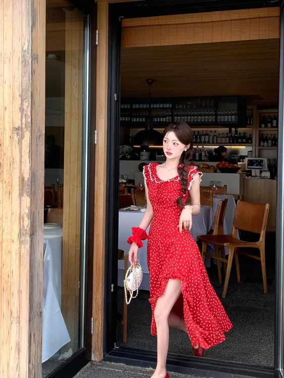 2025夏季新款红色度假碎花连衣裙女小个子小飞袖过膝不规则长裙子