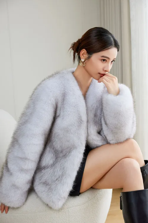 人造皮草 冬季女款仿狐毛外套秋天时尚宽松v领女士短款皮草外套