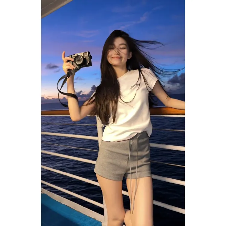 MARIE.COCO白色正肩短袖t恤女百搭高腰灰色短裤秋季牛仔外套套装