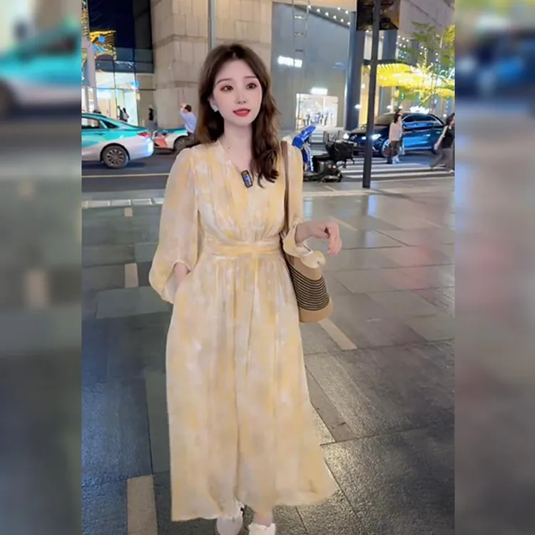 黄色v领泡泡袖碎花雪纺长袖连衣裙女春秋茶歇法式裙子收腰a字长裙
