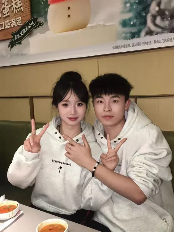 2025新款情侣装美式高街纽扣连帽卫衣秋冬季独特超好看高级感外套